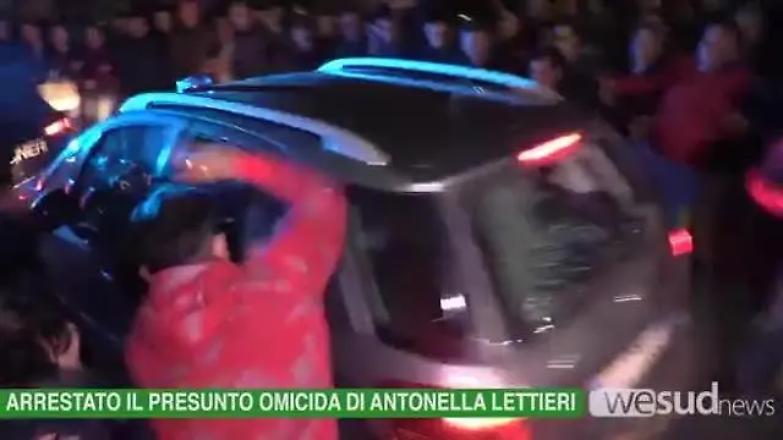 E la folla inferocita grida: &laquo;Bastardo, assassino&raquo; Vendetta al posto del processo
