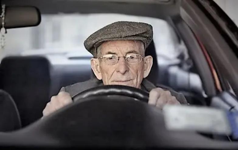 Se rinunci alla patente ti pago il funerale