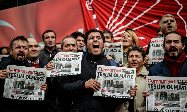 La furia di Erdogan contro i diritti: arrestati ottanta avvocati