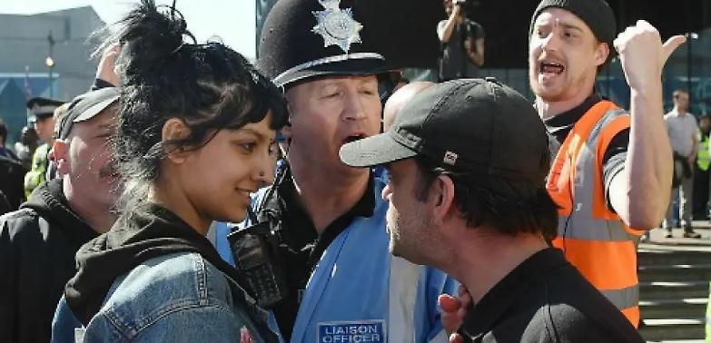 Saffiya, la ragazza che sfida i razzisti con il sorriso