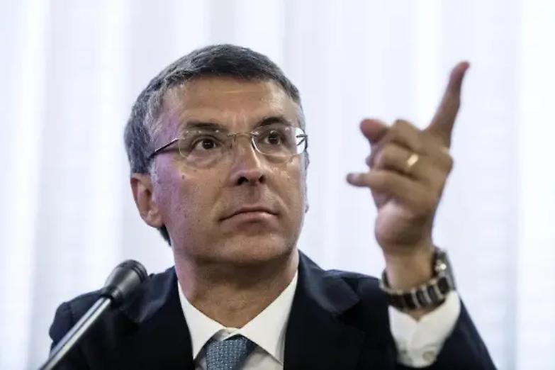 Una "manina" toglie i poteri a Cantone ma il governo non sapeva