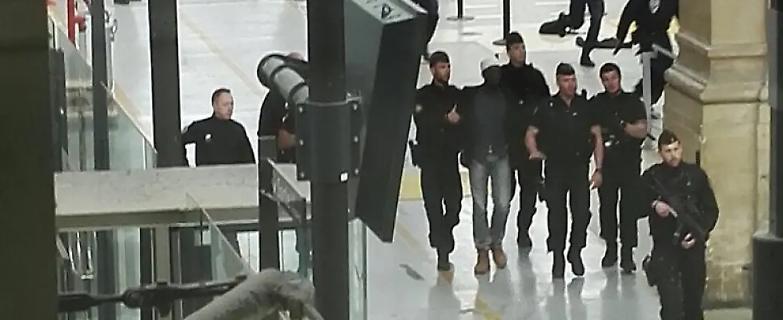 Vigilia del voto francese, fermato un uomo con coltello