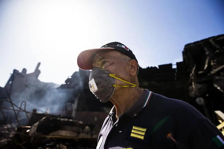 Incendio a Pomezia, c&rsquo;&egrave; gi&agrave; chi parla di &laquo;disastro ambientale irreparabile&raquo;