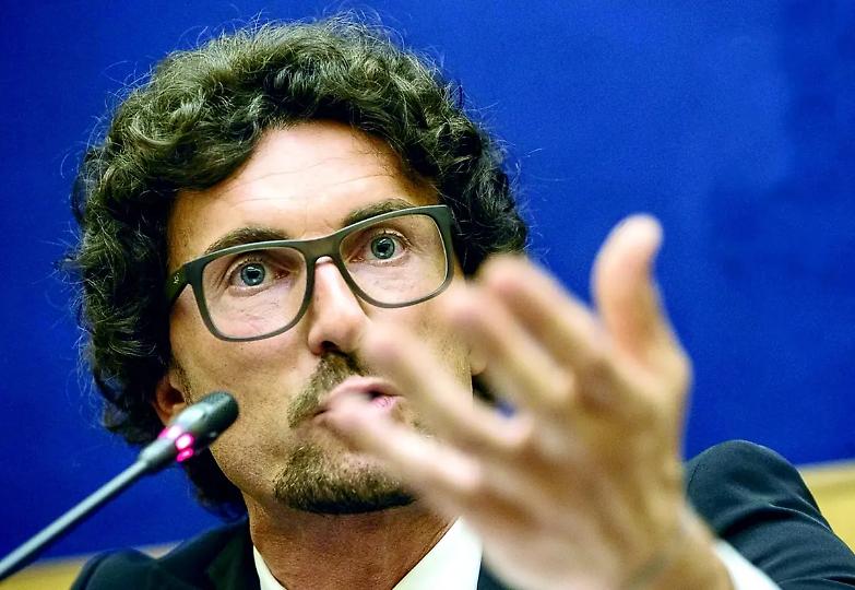 Toninelli (M5S): &laquo;Renzi se ne frega del Parlamento. Ecco l&rsquo;Anticinquestellum&raquo;