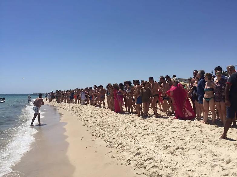 I 350 avvocati italiani a Sousse e il tuffo collettivo dalla spiaggia restituita al futuro