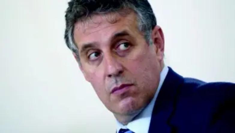 Ecco s&rsquo;avanza uno strano soldato...