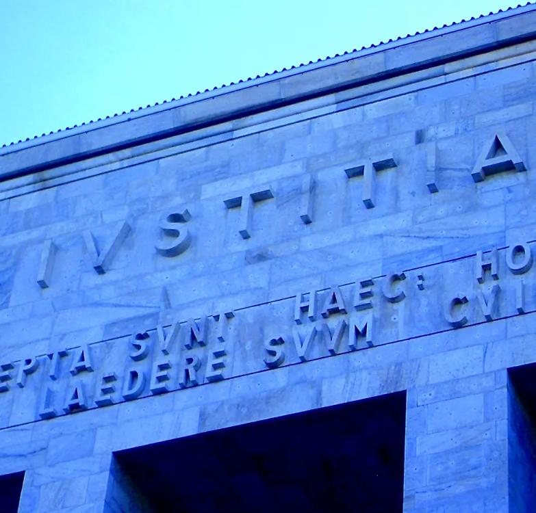 Milano, il portiere paga per tutti: via dal Tribunale