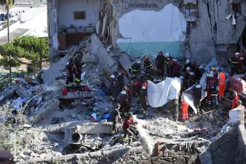 Crollo di Torre Annunziata, il bilancio &egrave; definitivo: 8 morti