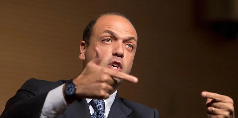 La profezia di Alfano: "So gi&agrave; chi mi tradir&agrave; ma noi resisteremo..."