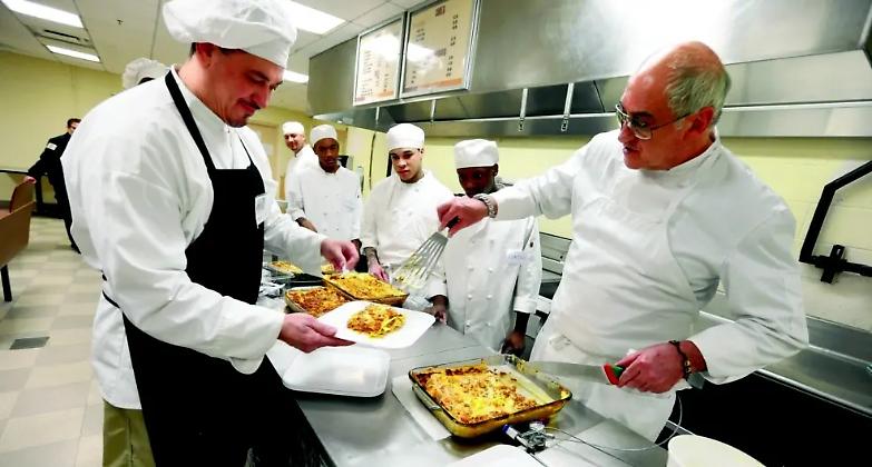 I corsi di cucina in cella dello chef delle star Usa