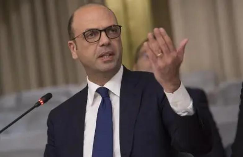 Migranti, Alfano alla &ldquo;Bild&rdquo;: "L'Europa ci ha piantato in asso"