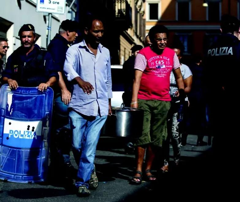Tensione a Roma, migranti sgomberati con gli idranti