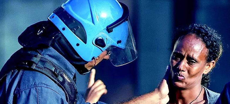 Guerriglia a Roma dopo lo sgombero dei migranti, bufera sulla Polizia e sul Campidoglio