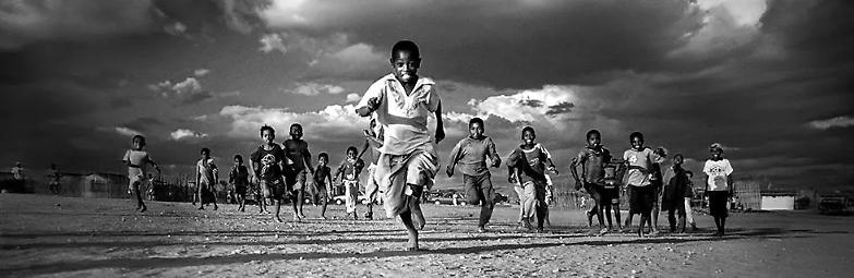Cos&igrave; gli schiavi bambini tornano a correre dietro a un pallone