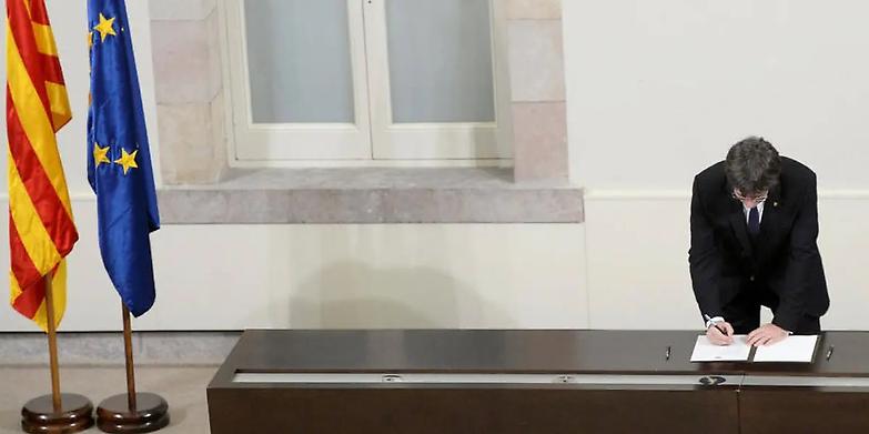 Puigdemont si fa piccolo: &laquo;Trattiamo per altri due mesi&raquo;