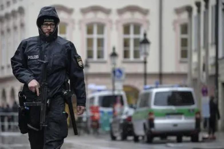 Terrore a Monaco di Baviera, uomo accoltella e ferisce 8 passanti: uno &egrave; italiano