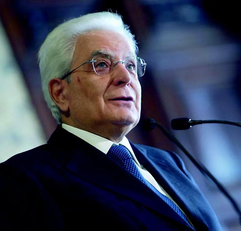 Silenzi, sorrisi e picconate gentili: il nuovo ruolo di Mattarella