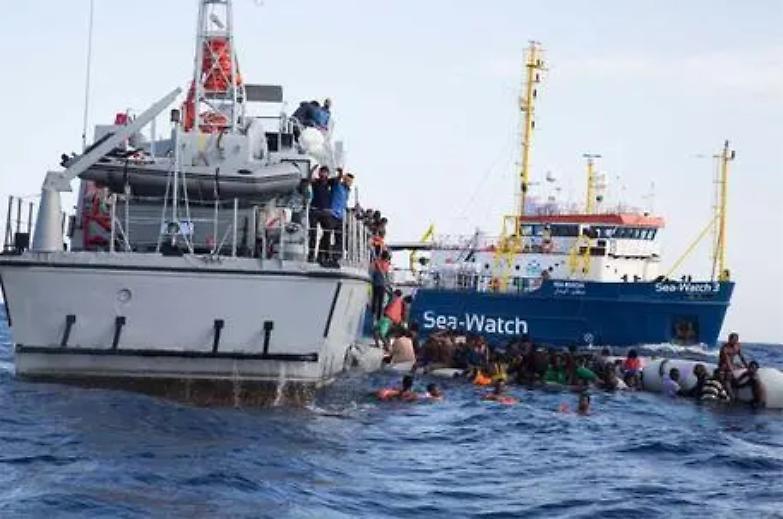 Oltre 50 i migranti affogati nella battaglia tra libici e Ong
