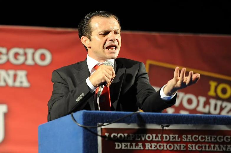 Cateno De Luca: &laquo;Io, perseguitato dalla giustizia&raquo;