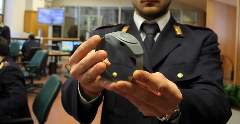 Il braccialetto elettronico utile, ma sempre pi&ugrave; raro