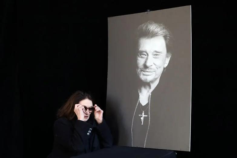 "Adieu monsieur Johnny Hallyday". La Francia saluta la sua rockstar