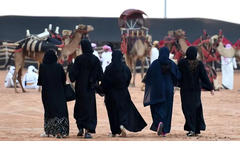 La piccola rivoluzione d'Arabia: "Non costringiamo le donne a indossare l'abaya"