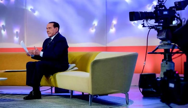 Berlusconi nasconde le carte ma sogna il ticket Tajani-Letta