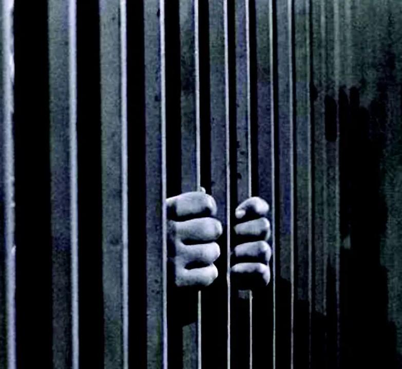 Quella mazza da baseball nella stanza degli interrogatori...