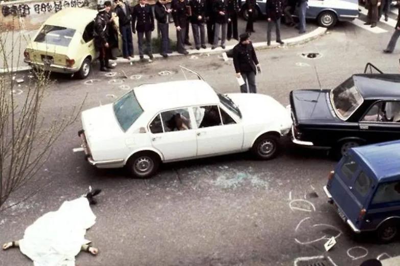 Catalogo di grandi e piccoli cinismi sulla strage di via Fani