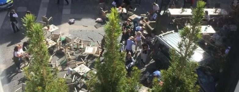 Terrore in Germania, furgone sulla folla, almeno 3 vittime