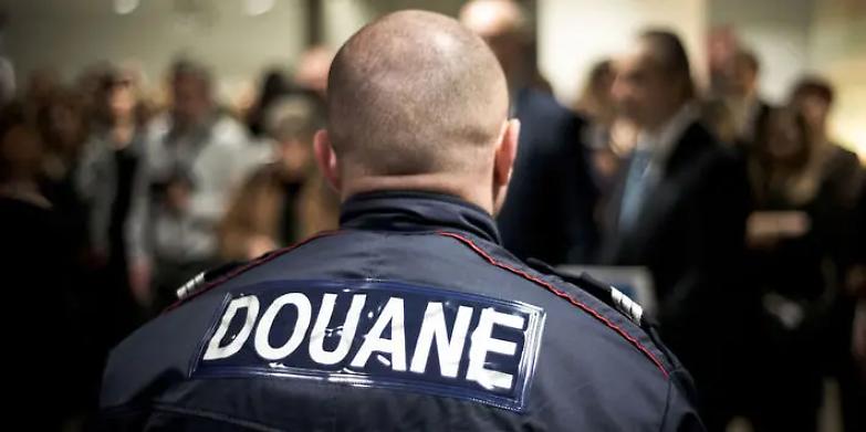 La polizia francese falsifica l'et&agrave; dei migranti minori per cacciarli via