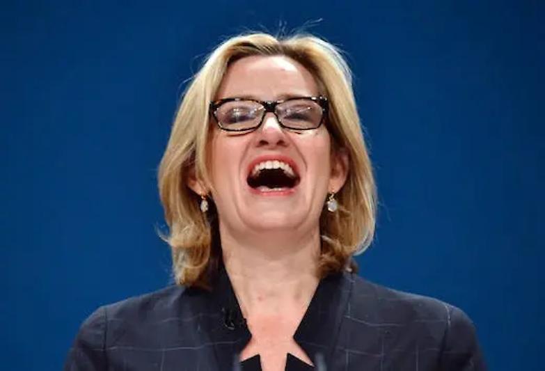 Migranti deportati, si dimette la ministra degli interni di Theresa May