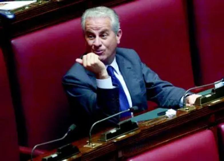 Scajola: &laquo;Caro Silvio, io so come battere i populisti&raquo;