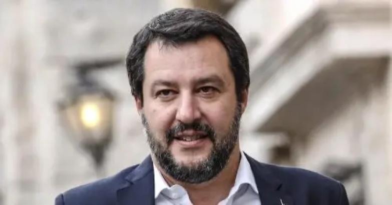 Salvini "sfoltisce" i vaccini: "10 fanno male". I grillini lo stoppano