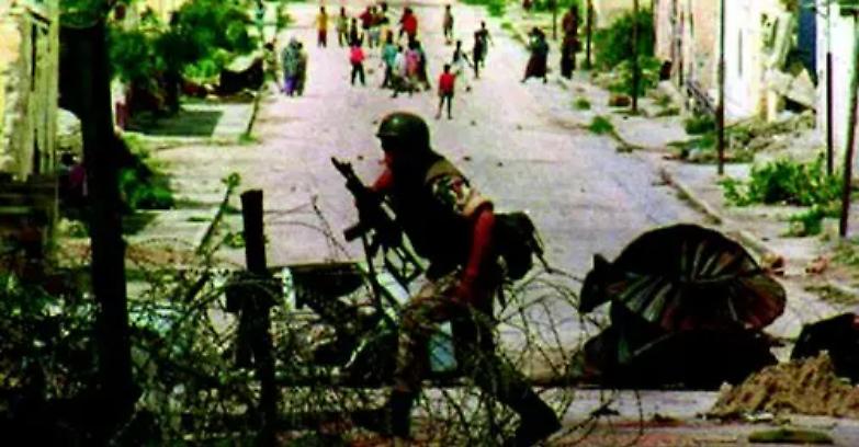 Quel giorno a Mogadiscio dietro donne e bambini c&rsquo;erano i kalashnikov