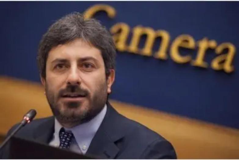 Ora il carcere scuote i 5 Stelle, Fico lancia la sfida ai giustizialisti