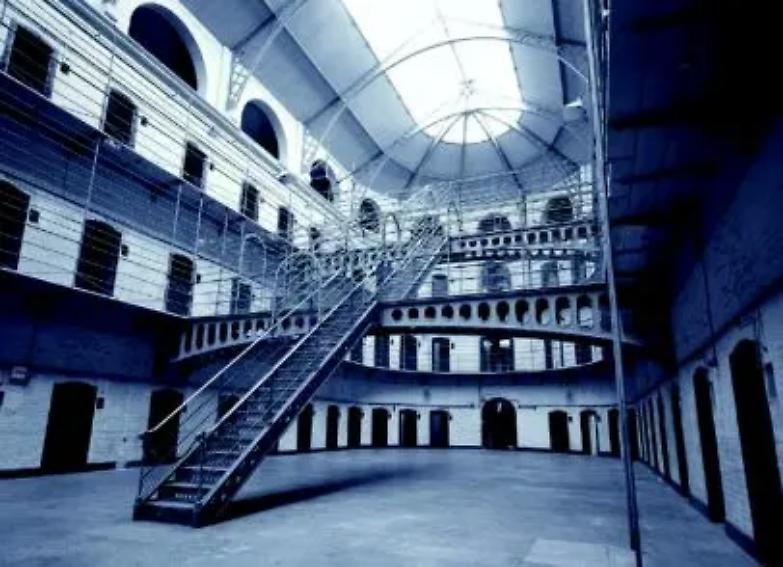 Altri due suicidi in pochi giorni nell&rsquo;inferno di Poggioreale