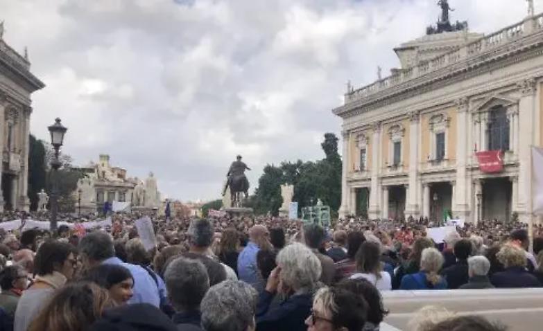 #Romadicebasta, migliaia in piazza contro Virginia Raggi