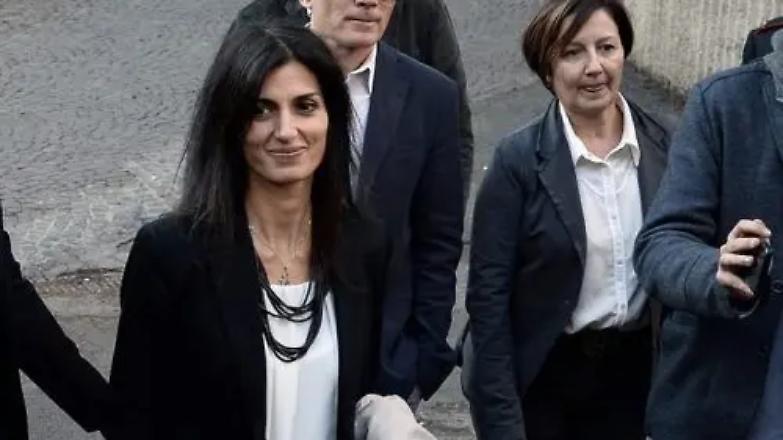 Raggi assolta, il Movimento attacca i media e i giornalisti reagiscono