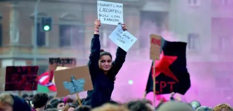 Gli studenti celebrano in piazza il &laquo;no- Salvini day&raquo;