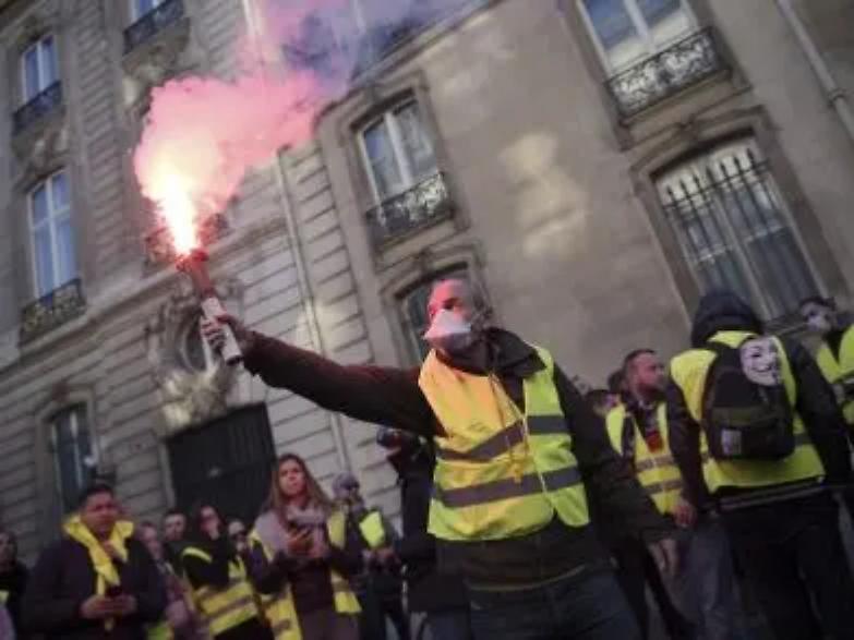 Scontri e fumogeni, i "gilet gialli" assediano l'Eliseo