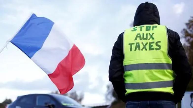 I gilet gialli sfidano Macron e marciano su Parigi