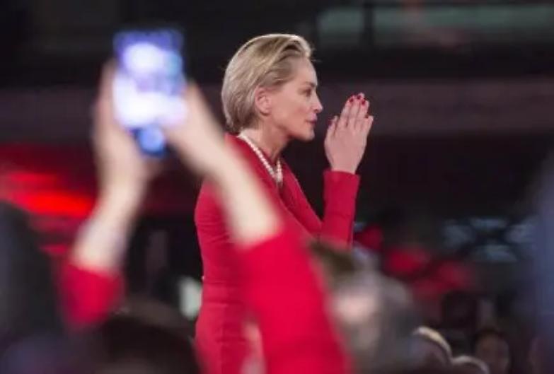 La battaglia di Sharon: "Non votate chi chiude le frontiere ai migranti"