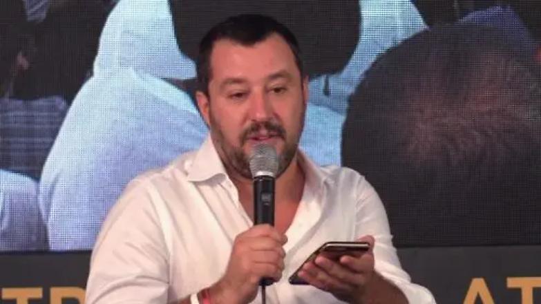 Quando Salvini diceva che "un ministro che twitta su indagini in corso non merita commenti"...