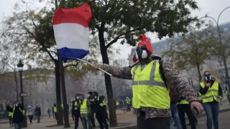 Gilet gialli, scontri a Parigi: oltre 700 i fermati