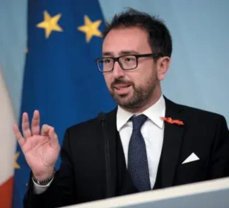 Bonafede: &laquo;Avvocati gratis per il M5s? Appello vecchio&raquo;