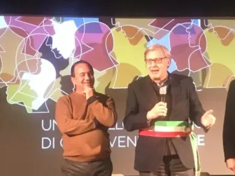 Mimmo Lucano diventa cittadino onorario. Sgarbi: voglio farlo incontrare con Salvini
