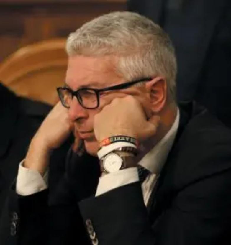 I dolori del senatore Morra: il moralizzatore moralizzato