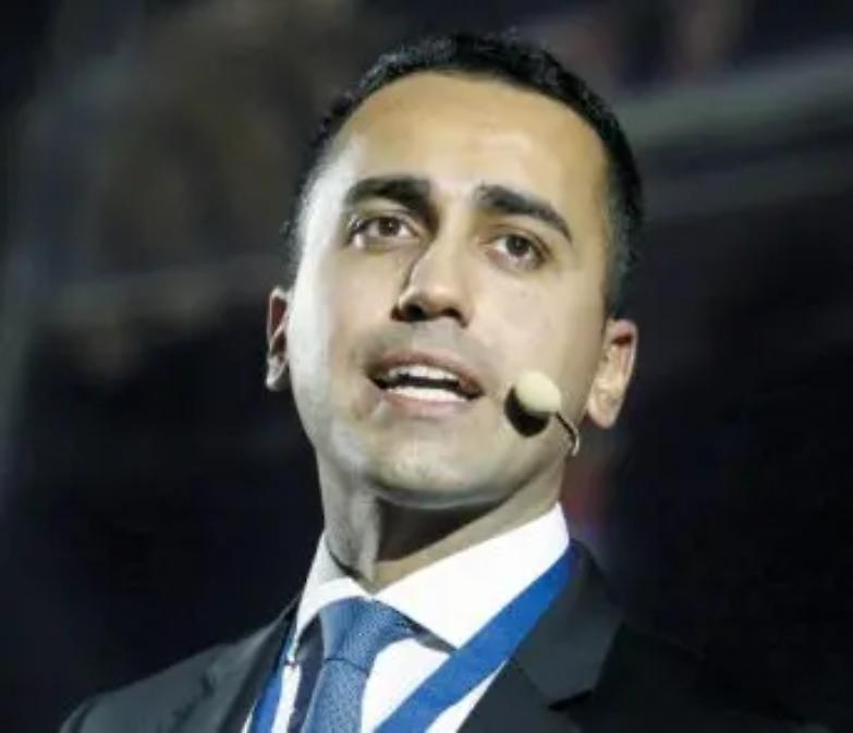 Di Maio al Cav: &laquo;Registriamo le tue &ldquo;offerte&rdquo; ai nostri...&raquo;