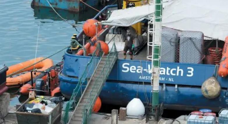 E LA NAVE VA... &Egrave; piena di naufraghi nessun porto la vuole